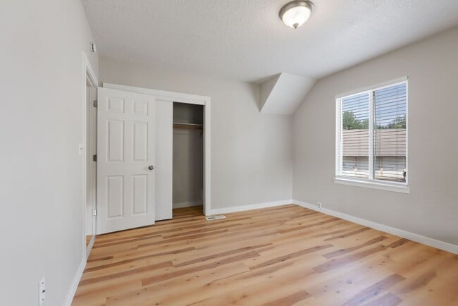Building Photo - 3 BR Home near Springwater Trail and Powel...