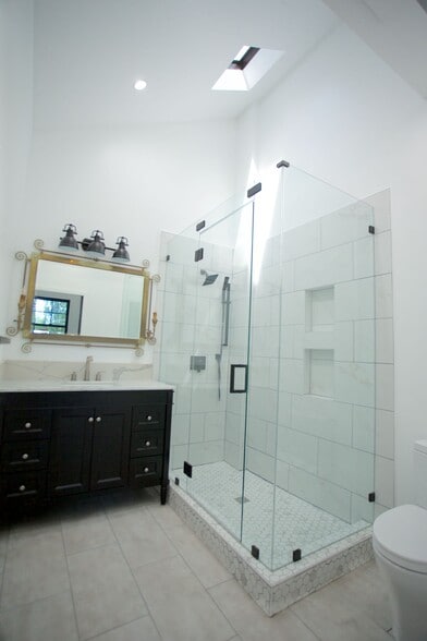 Building Photo - 2119 Hyperion Ave