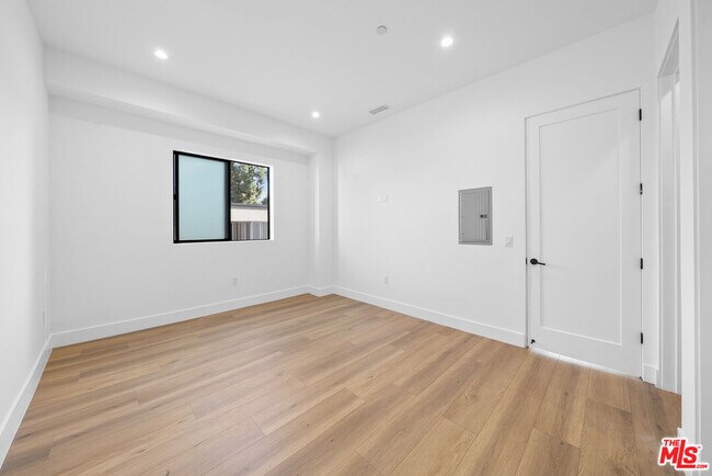 Building Photo - 10845 1/2 Morrison St