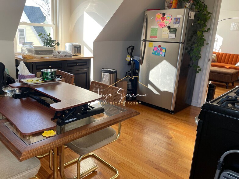 Building Photo - 648 Columbia Rd