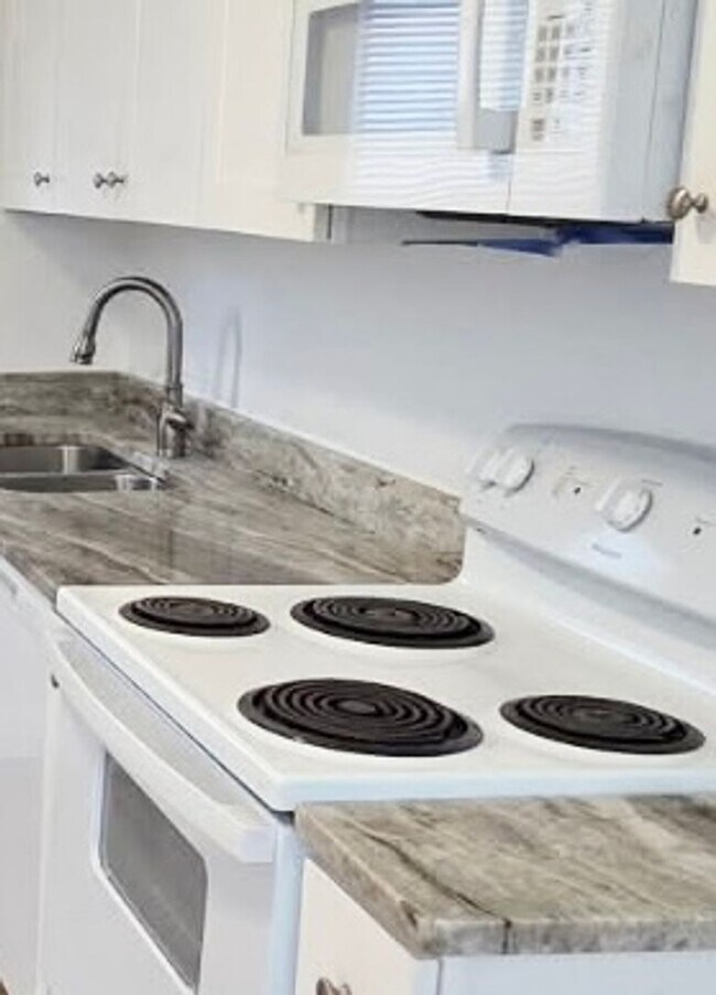 Building Photo - ***4 Bed RENOVATED house/ODU Students welcome! Granite countertops