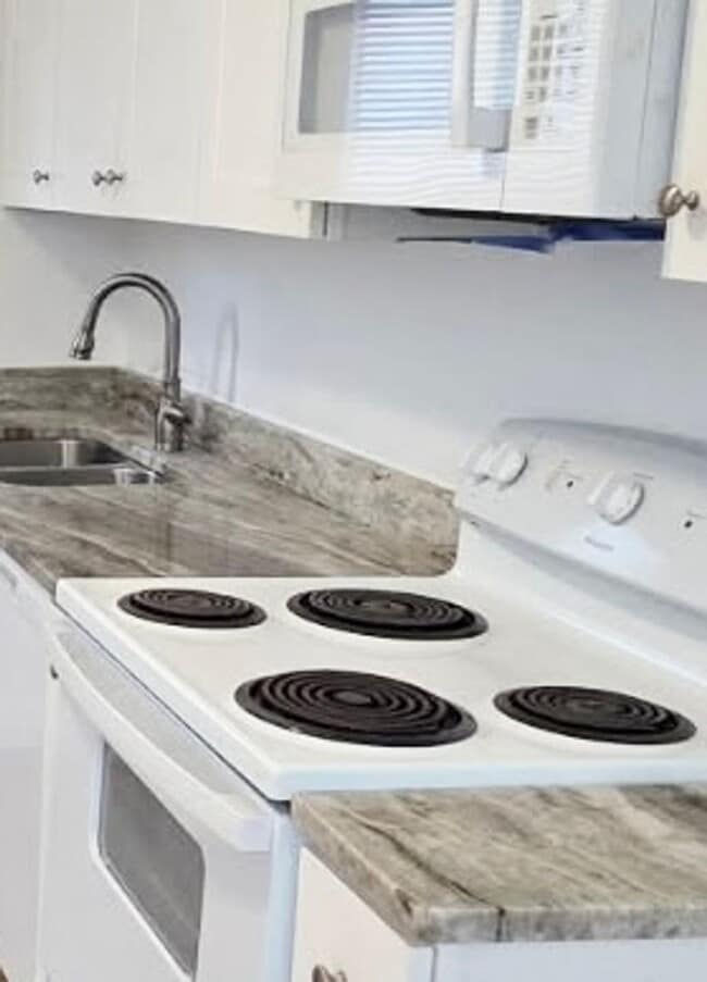 Building Photo - ***RENT READY~4 Bed RENOVATED 2 story house/w/ downstairs bedroom/Granite countertops
