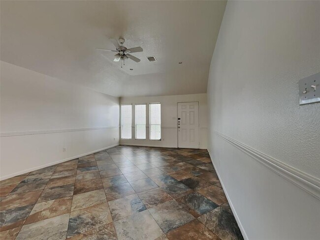 Building Photo - 2407 Aspen Dale Dr