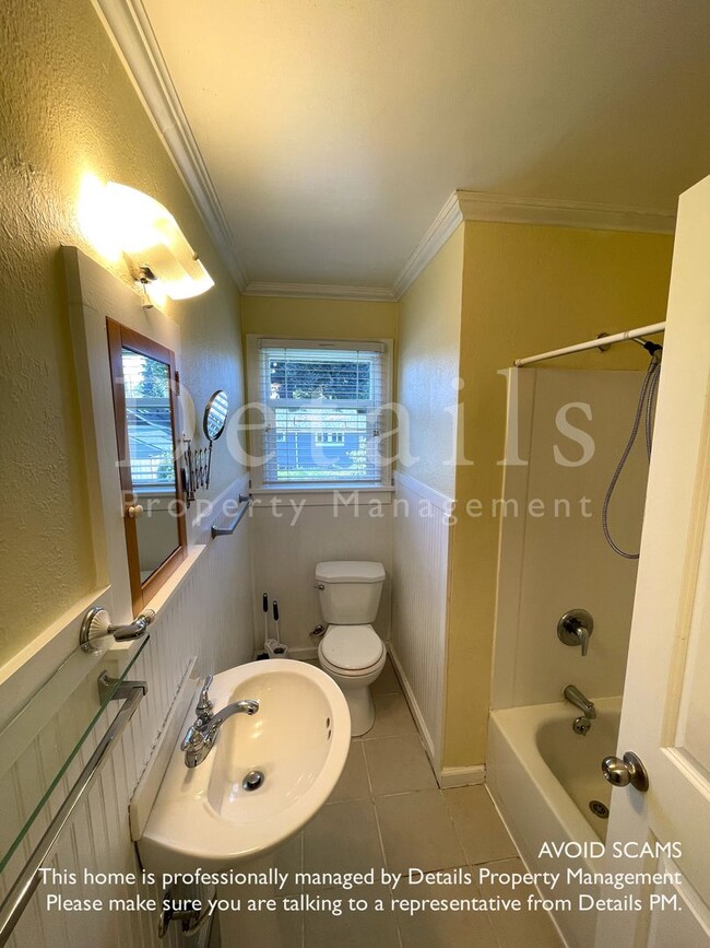 Building Photo - Charming 2BR, 1BA house With Loft & Office