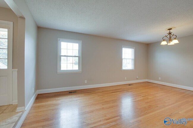 Building Photo - 2107 Edinburgh Dr SW
