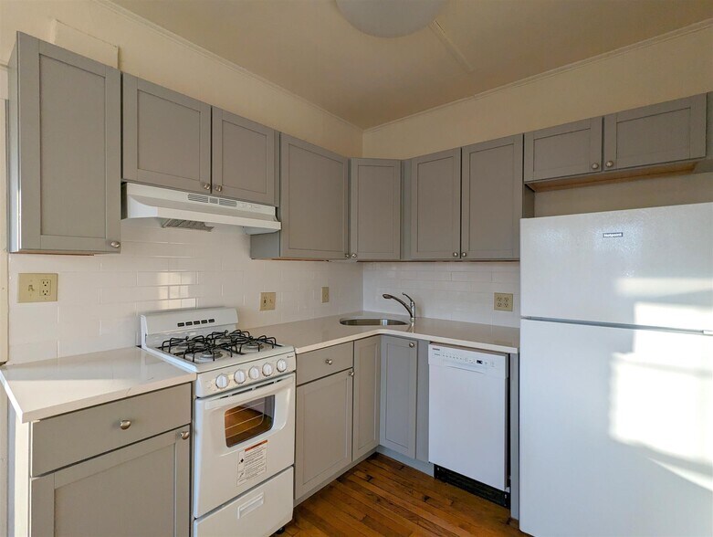 Primary Photo - 32 College Ave