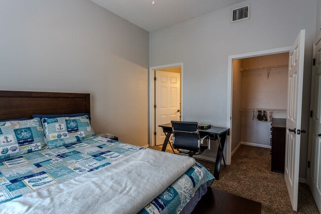 Building Photo - LOCATION. LOCATION. LOCATION. 2BR/3BA Cond...