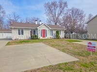 Building Photo - 2 Bedroom One Bath Duplex with detached garage