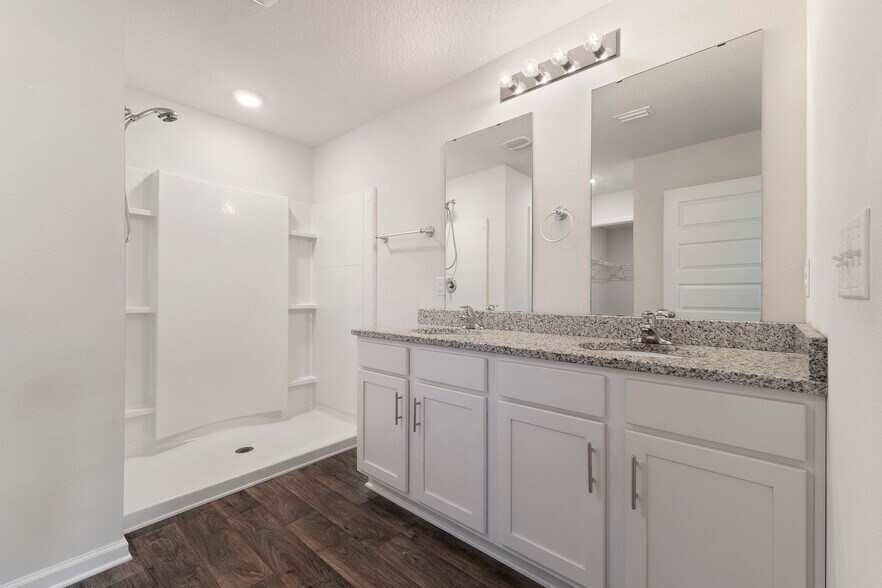 Building Photo - 7805 Lakeside Oaks Dr