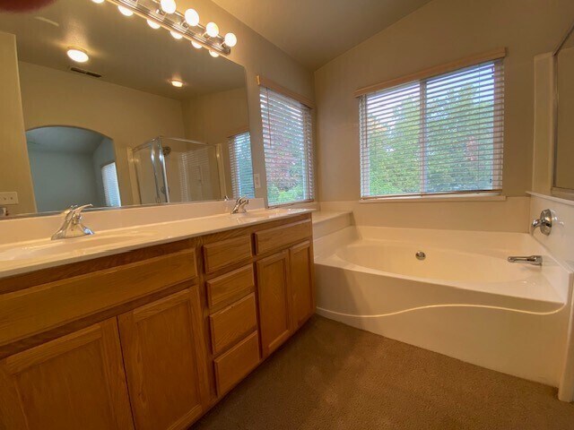 Building Photo - Beautiful and spacious 3-bedroom, 2.5-bath...