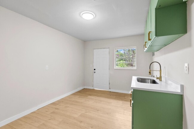Building Photo - 725 40th Pl