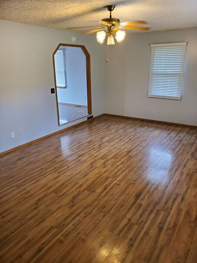 Building Photo - Available May 12th!!!! Laquey school district