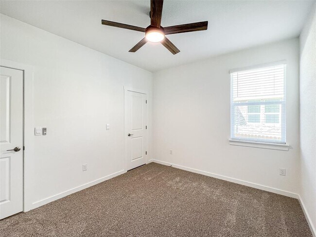 Building Photo - 1829 Walnut Grv Bnd