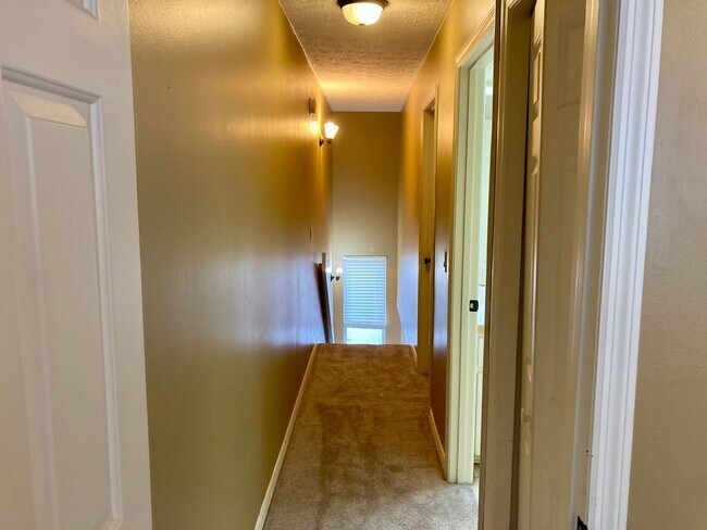 Building Photo - Two story condo with community pool!