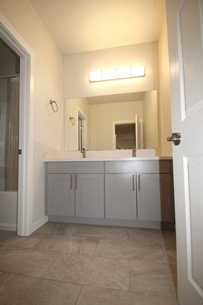 Building Photo - NEWER CONSTRUCTION 8 BEDROOM, 3 BATH HOME BY UW!