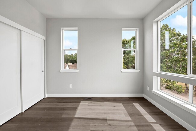 Building Photo - Last Townhouse Available! Beautiful Newer Build Close to Overlook Station