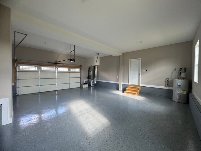 Building Photo - Stunning 4-Bedroom, 3-Bathroom Home – A Mu...