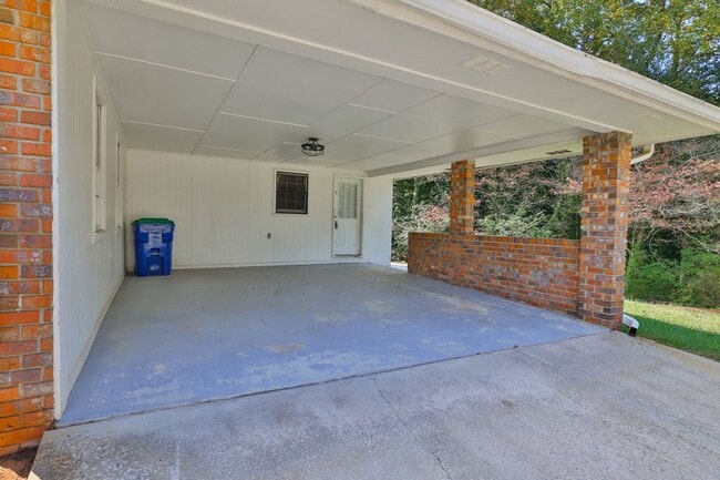 Building Photo - 5055 Cascade Rd