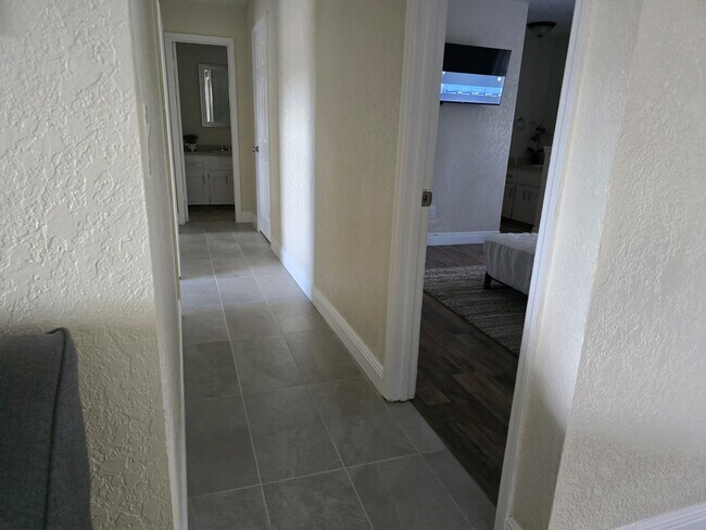 Main house - hall - 3071 Simpson Rd