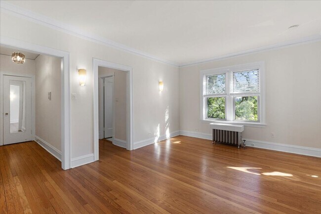 Building Photo - Large Studio in Andersonville