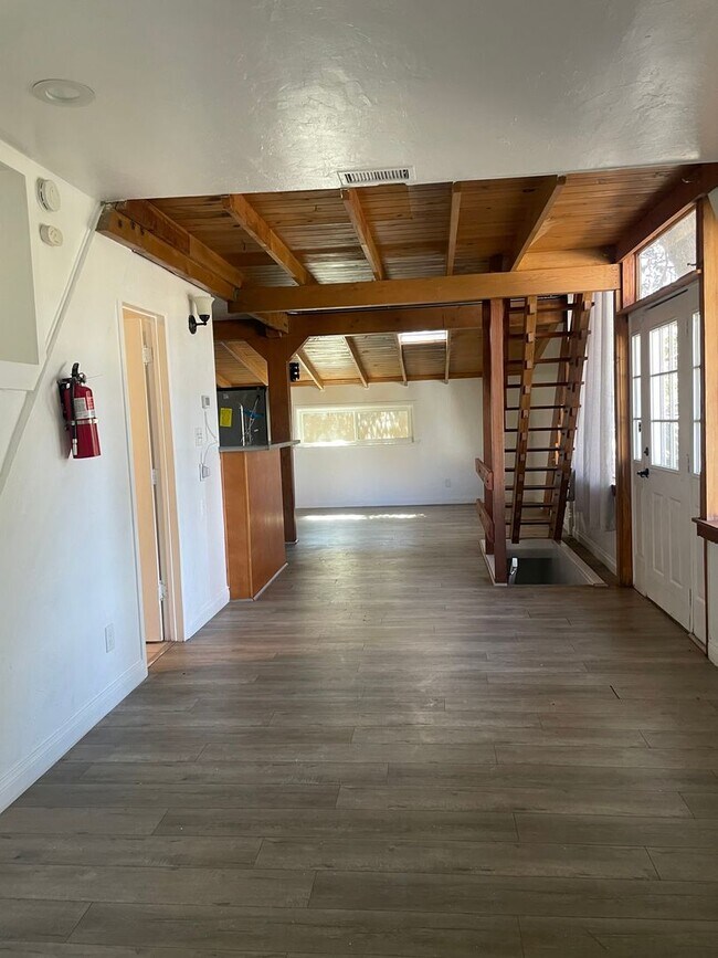 Building Photo - Minutes from Lake Arrowhead!