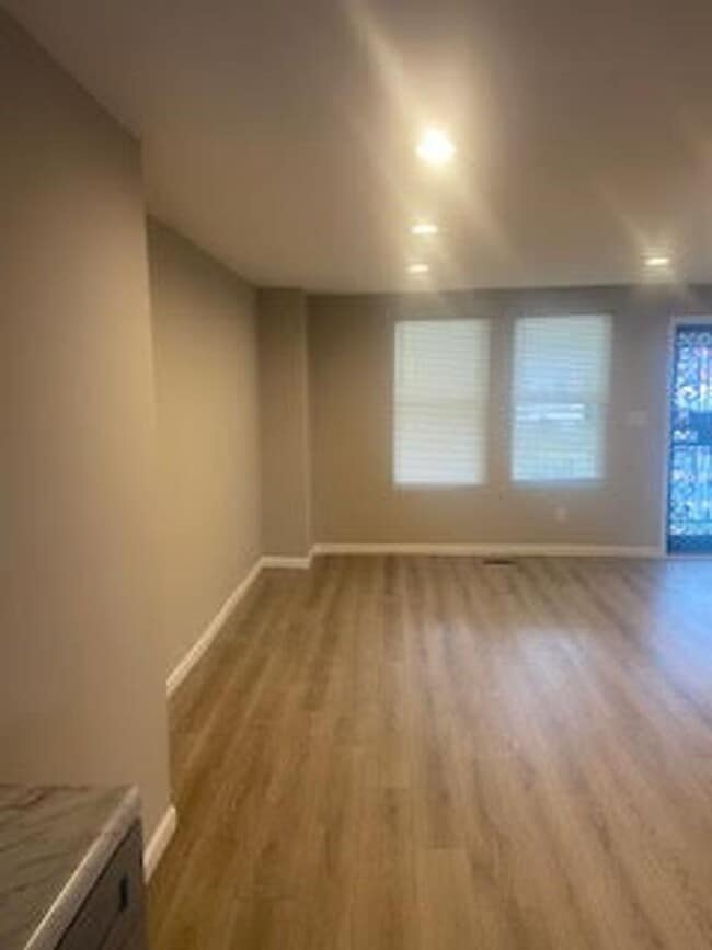 Building Photo - Large Home - Oak Lane