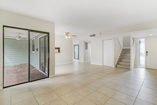 Building Photo - 202 Lakewood Dr