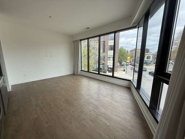 Building Photo - 3462 N Lincoln Ave