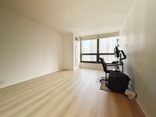 Building Photo - 360 E Randolph St