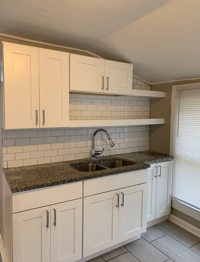 Building Photo - Spacious 4 Bedroom, 2 Bath Two-Story Home