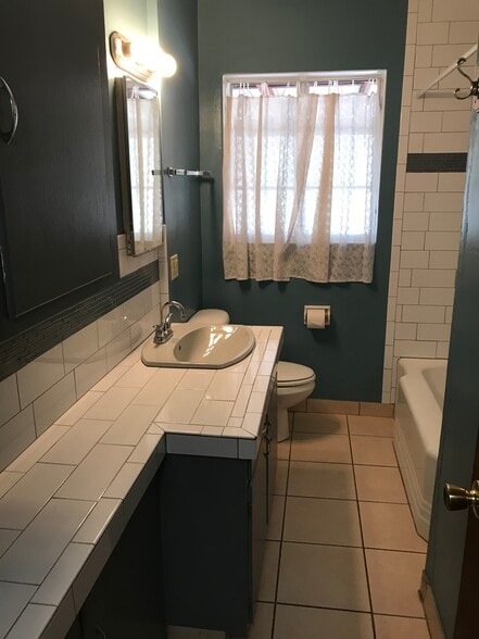Hall bathroom - 1505 East Edison Street