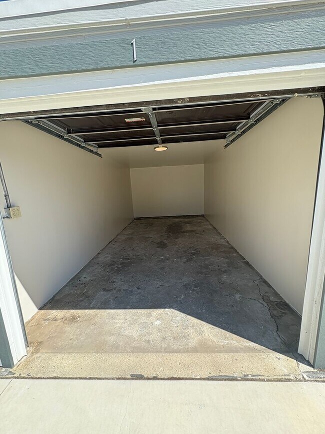 Building Photo - 1+1 Cozy Cottage above Ventura College wit...