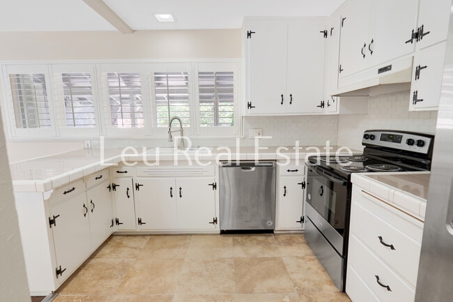 Building Photo - 6640 S Land Park Dr