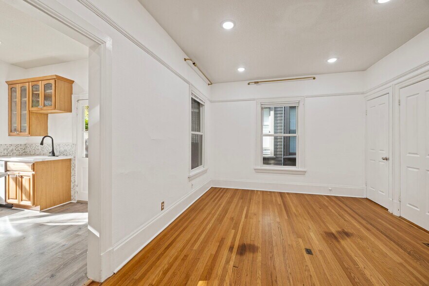 Dining - 2338 NW Hoyt St