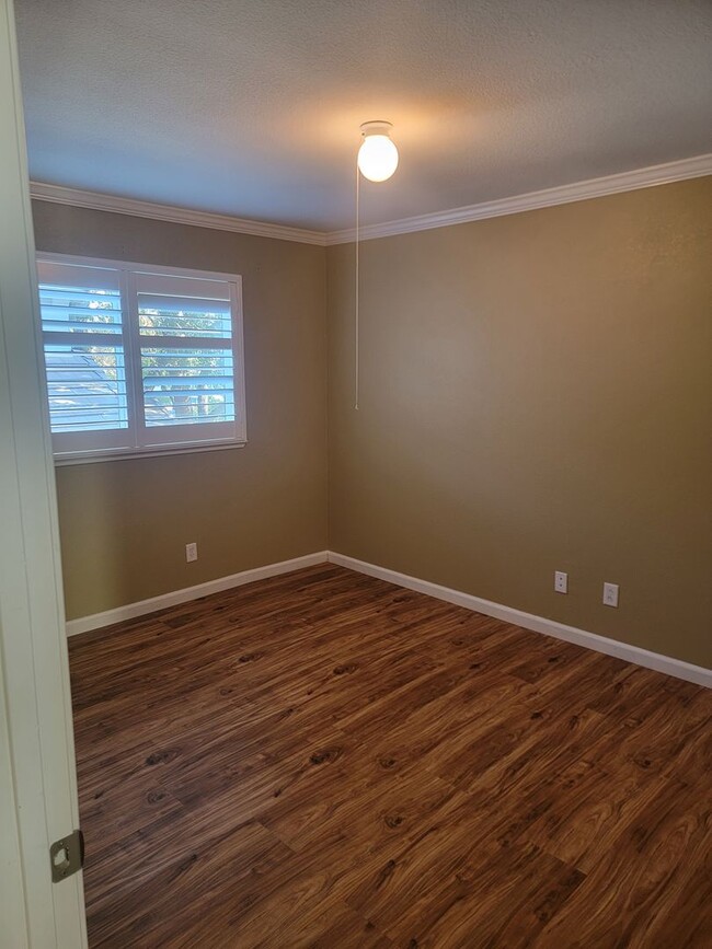 Building Photo - Gorgeous 4 bedroom 2.5 bath with large bon...