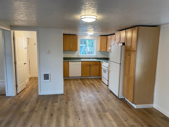 Primary Photo - 2 Bed / 1 Bath House in Quiet West Salem H...