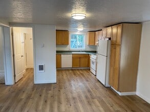 Building Photo - 2 Bed / 1 Bath House in Quiet West Salem Hills!!! $250 Amazon Gift Card! $99 First Month's Rent!