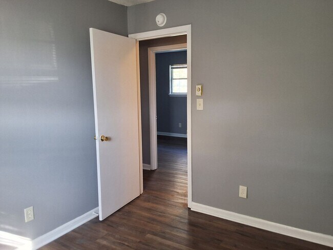 Building Photo - 310 Diecks Dr