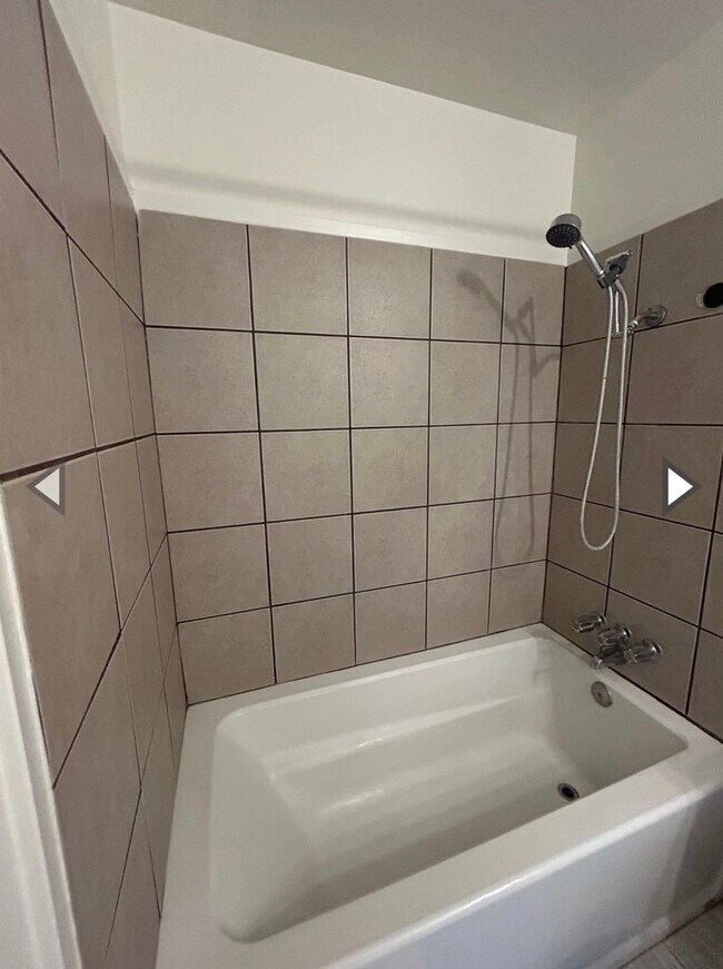 Building Photo - 1110 W Chestnut St