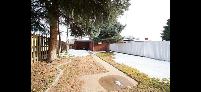 Enclosed yard - 3261 Yarrow St