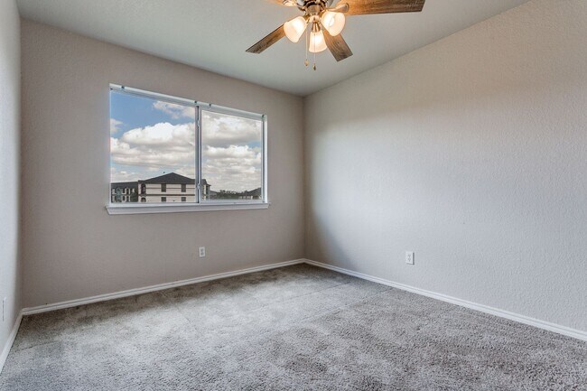 Building Photo - Welcome home to this spacious 4-bedroom, 2...