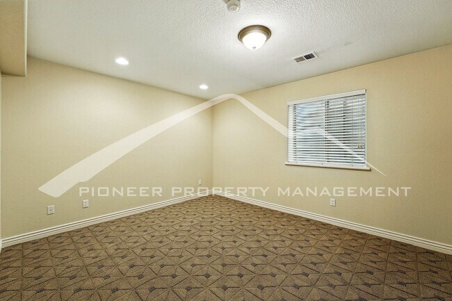 Building Photo - Luxury Meets Location – Impeccable 5BR Hom...