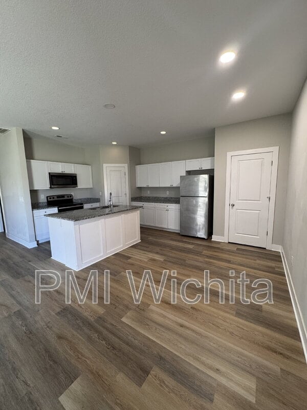 Building Photo - 5250 N Cypress Cir