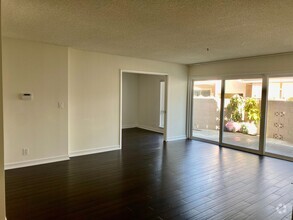 Building Photo - SPACIOUS 2 BEDROOM 1 BATH CONDO