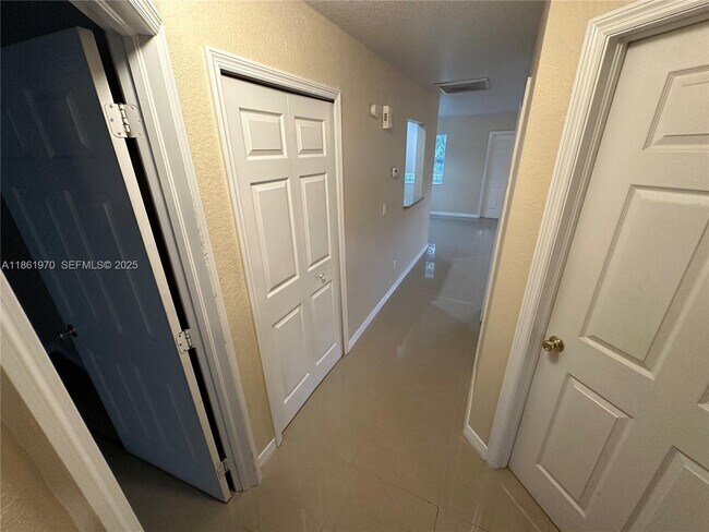 Building Photo - 5548 Birdsong Ln