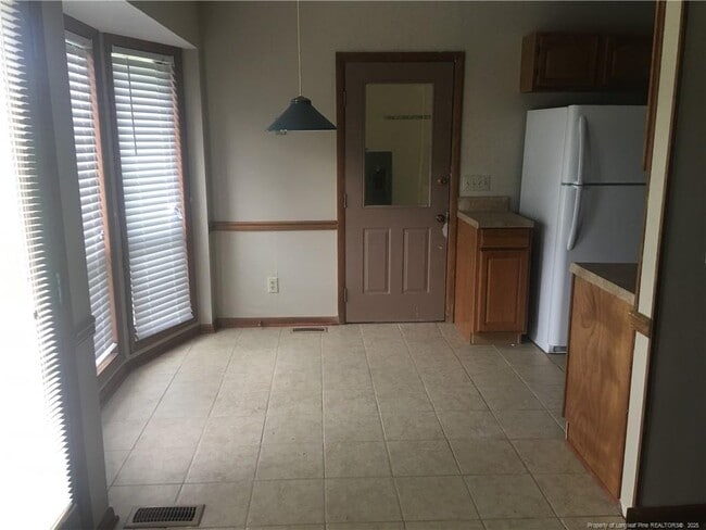Building Photo - 6886 Kingsgate Dr