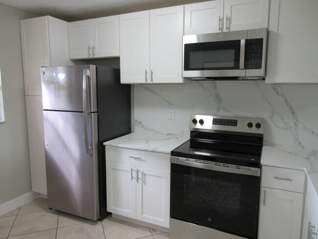 Building Photo - 4111 NW 114th Ave