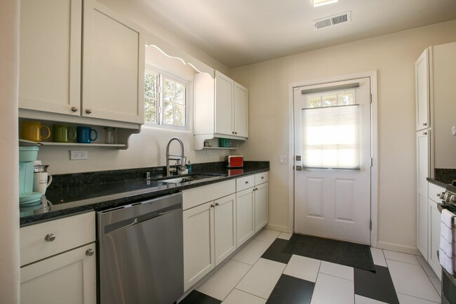 Building Photo - Newly renovated! 3 Bedroom in Nob Hill