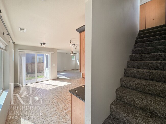 Building Photo - 2290 SW Siskin Cir