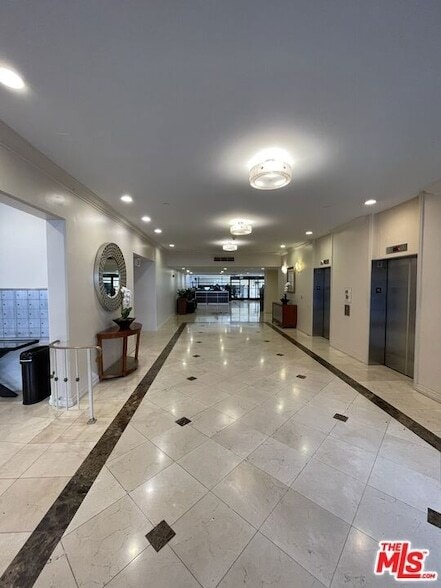 Building Photo - 600 W 9th St